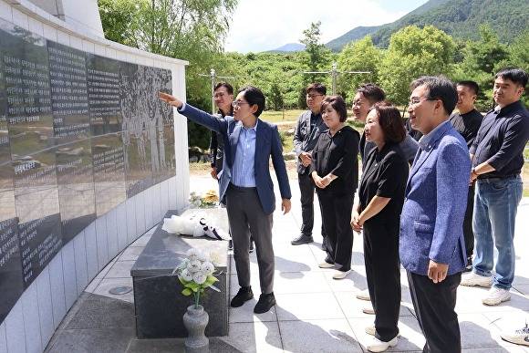15일 조지연 의원이 당원들과 함께 항일운동기념탑을 참배한 뒤 항일 운동 과정을 설명하고 있다 [사진=조지연 의원 페이스북 캡처]