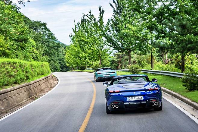 주행 중인 페라리 로마 스파이더 / 출처=페라리