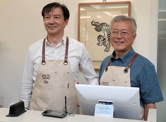 2023년 6월 조국 전 법무부 장관이 경남 양산 평산책방에서 문재인 전 대통령을 만난 모습. 문 전 대통령은 최근 조 전 장관의 사면을 이재명 대통령에 부탁했고, 감옥에서 출간한 책을 홍보했다. [사진 페이스북 캡처]