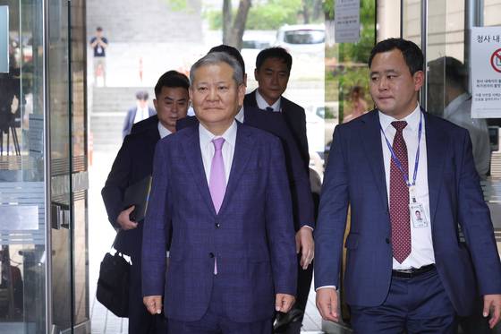 이상민 전 행정안전부 장관이 지난달 31일 오후 구속전피의자 심문(영장실질심사)을 받기 위해 서울중앙지법으로 출석하고 있다. 법원은 이 전 장관 혐의가 충분히 소명됐다며 구속영장을 발부했다. 장진영 기자