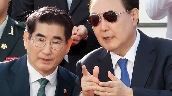 김용현 전 국방부장관과 윤석열 전 대통령이 지난해 10월 1일 서울 광화문광장에서 열린 국군의날 기념 시가행진행사에서 이야기하고 있다. 대통령실사진기자단