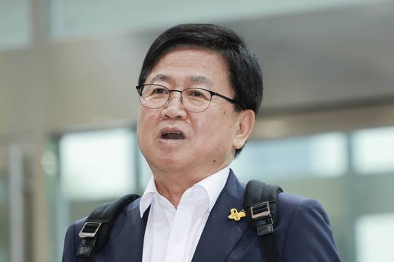 최교진 사회부총리 겸 교육부 장관 후보자가 지난 14일 인사청문회 준비 사무실이 마련된 서울 영등포구 여의도 한국교육시설안전원으로 출근하며 취재진 질문에 답하고 있다. 연합뉴스