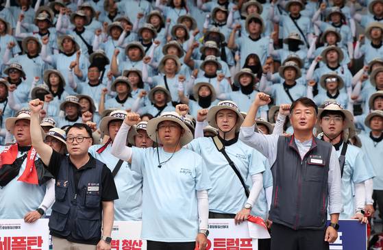 양경수 민주노총 위원장을 비롯한 조합원들이 15일 서울 용산역 앞 광장에서 열린 8·15 광복 80주년 기념 양대노총 결의대회에서 구호를 외치고 있다. 뉴스1