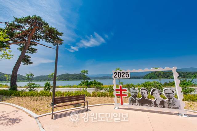 ▲ 화진포에 위치한 셔우드 홀은 비경 화진포 호수를 배경으로 의료·교육의 헌신적 활동을 한눈에 볼 수 있도록 구성해 이곳을 찾는 이들에게 깊은 감동을 전하고 있다.