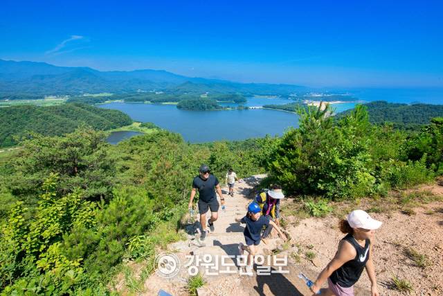 ▲ 분단의 상징인 화진포의 최정상 응봉에 오르면 동해의 푸르름과 멀리 금강산 해금강까지 조망할 수 있다.