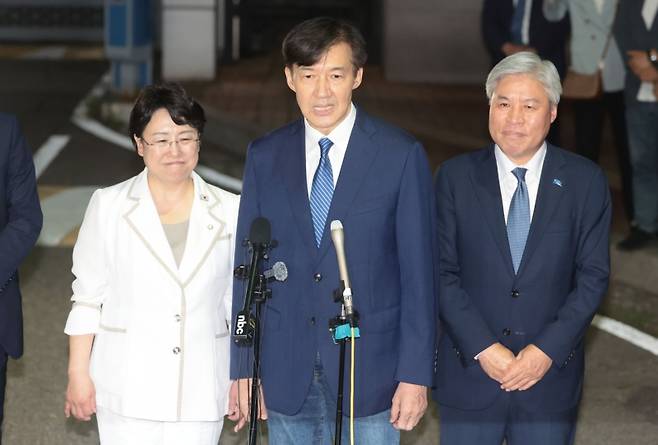 ▲출소하며 대국민 인사하는 조국 전 대표 [연합뉴스]