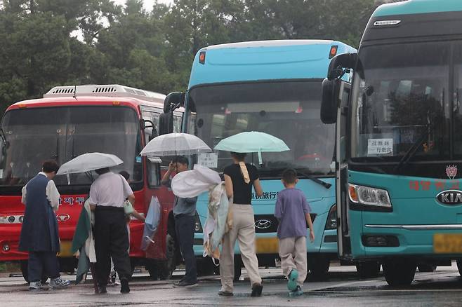 서울 경복궁 주차장에서 중국인 단체 관광객들이 관광버스에 탑승하고 있다. 사진=연합뉴스