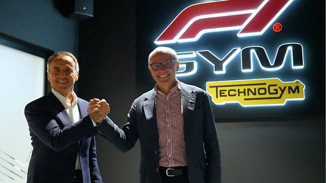 사진=F1 미디어 & 테크놀로지 센터 웰니스 센터 개관식 – (좌) 네리오 알렉산드리 테크노짐 CEO (우) 스테파노 도메니칼리 포뮬러원 CEO