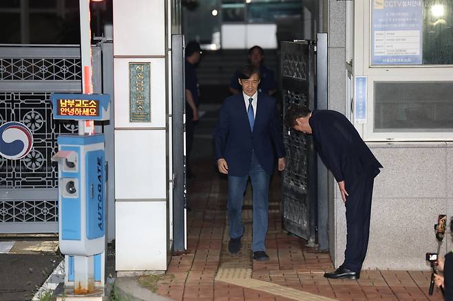 ‘광복절 특별사면’으로 사면·복권된 조국 전 조국혁신당 대표가 15일 새벽 서울 구구 남부교도소를 나오고 있다. 이준헌 기자