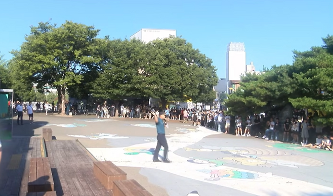 경북 안동에 있는 옛 안동역 앞 광장에 15일 폭발물을 터트리겠다는 신고가 접수돼 경찰이 현장을 통제하고 있다. KBS 유튜브 갈무리