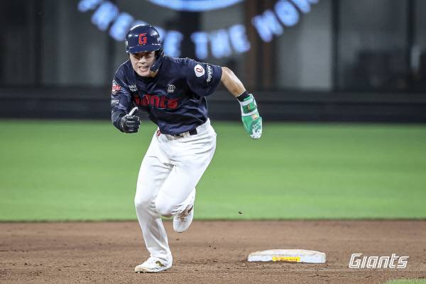 지난 14일 대전 한화생명볼파크에서 열린 한화와 3연전 마지막 경기에서 롯데 한태양이 3루를 향해 달려가고 있다. 롯데 자이언츠 제공