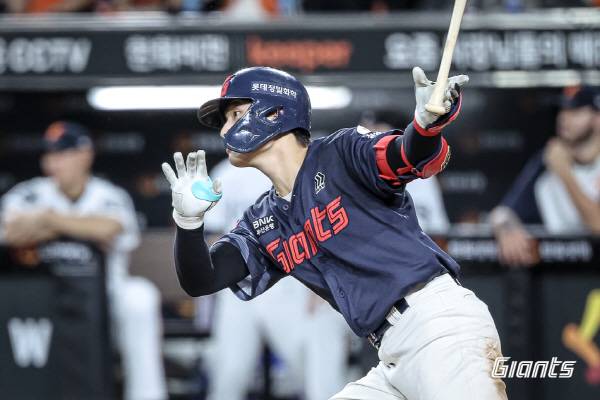 지난 14일 대전 한화생명볼파크에서 열린 한화와 3연전 마지막 경기에서 롯데 윤동희가 동점 적시타를 치고 있다. 롯데 자이언츠 제공