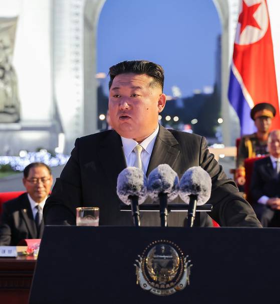 North Korean leader Kim Jong-un delivers a speech at a commemorative rally in Pyongyang’s Arch of Triumph plaza to mark the 80th anniversary of Liberation Day on Aug. 14. [NEWS1]