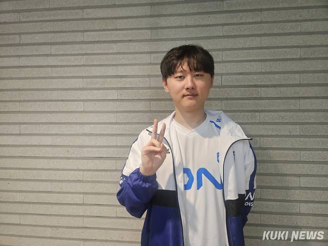 ‘표식’ 홍창현 15일 서울 종로구 LCK 아레나에서 열린 2025 LoL 챔피언스 코리아(LCK) 정규 시즌 4라운드 OK저축은행 브리온과 경기가 끝난 뒤 쿠키뉴스와 인터뷰를 하고 있다. 송한석 기자