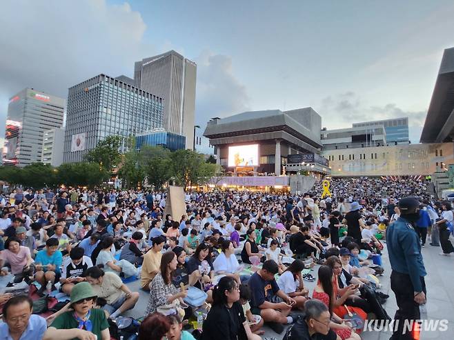 이재명 대통령의 국민임명식을 보기 위해 15일 많은 시민들이 광화문 광장에 몰려들었다. 전재훈 기자