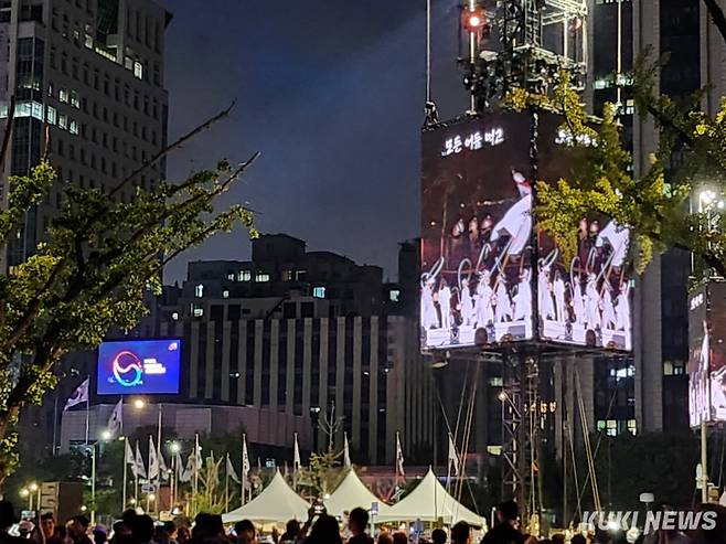 광복 80주년인 15일 저녁 서울 광화문광장에서 열린 제21대 대통령 국민임명식 '광복 80주년, 국민주권으로 미래를 세우다' 행사장이 인파로 붐비고 있다. 전재훈 기자