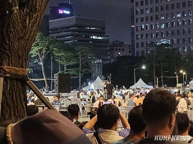 광복 80주년인 15일 저녁 서울 광화문광장에서 열린 제21대 대통령 국민임명식 '광복 80주년, 국민주권으로 미래를 세우다' 행사장이 인파로 붐비고 있다. 전재훈 기자