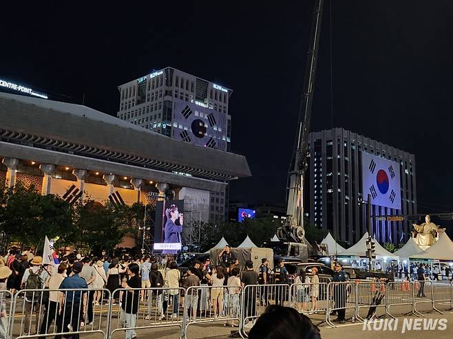 광복 80주년인 15일 저녁 서울 광화문광장에서 열린 제21대 대통령 국민임명식 '광복 80주년, 국민주권으로 미래를 세우다' 행사장이 인파로 붐비고 있다. 전재훈 기자
