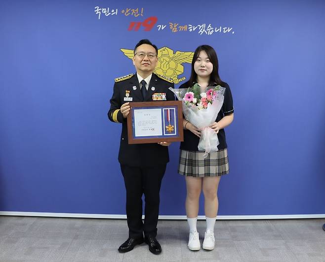 지난 12일 소방 표창장 받는 권민지(오른쪽)양. 의정부소방서 제공