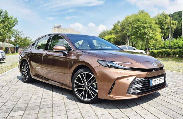 토요타 캠리 외관. 얇고 날렵한 헤드라이트가 눈에 띈다. 이용상 기자