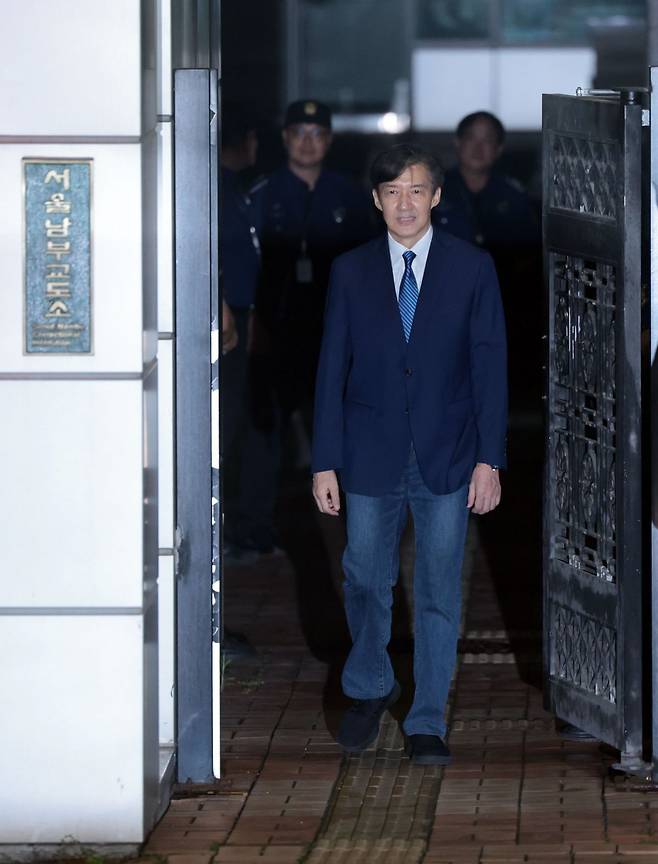 조국 전 조국혁신당 대표가 15일 광복절 특별사면·복권 조치로 출소하며 서울 구로구 남부교도소를 나서고 있다. 연합뉴스