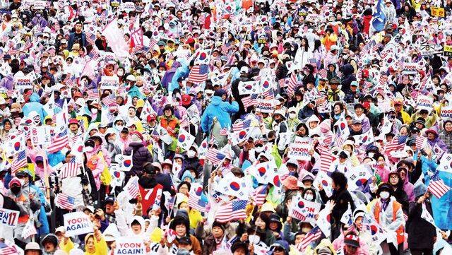 배덕만 기독연구원 느헤미야 원장은 신간 ‘전광훈 현상의 기원’에서 한국교회 내 극우주의의 기원을 밝힌다. 사진은 지난 4월 서울 종로구 동화면세점 앞에서 열린 전광훈 목사가 이끄는 자유통일당의 ‘국민저항권 광화문 국민대회’ 집회 장면.뉴시스