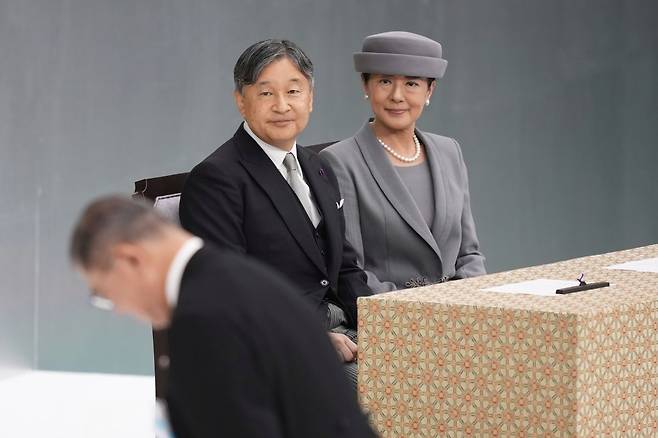 나루히토 일왕 부부가 패전 80년을 맞아 15일 도쿄 일본 무도관에서 열린 '전국 전몰자 추도식'에서 이시바 시게루 총리를 쳐다보고 있다. AP연합뉴스