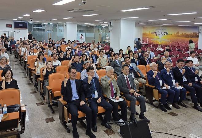 통일선교 7개 관계기관 관계자들이 15일 서울 영등포구 여의도순복음교회에서 열린 ‘광복 80주년 기념 통일선교 연합 콘퍼런스’에서 주먹을 쥐고 다짐을 하고 있다.