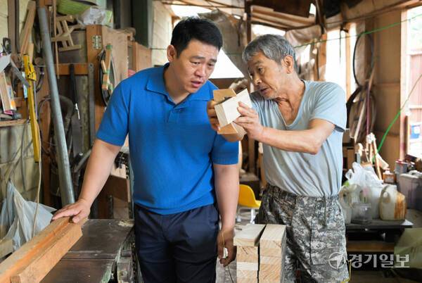 한수산씨(36)가 시흥시에 위치한 임선빈 국가무형유산 악기장 보유자(오른쪽)의 작업실에서 임 명장으로부터 북의 울림통이 될 나무를 이어 붙이는 방법에 관해 배우고 있다. 윤원규기자