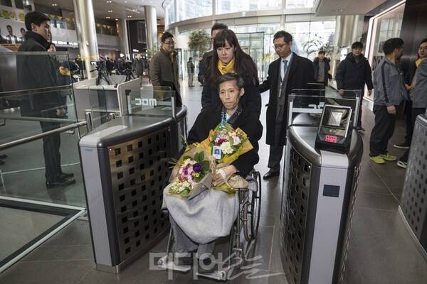 ▲ 이용마 기자가 MBC로 돌아오던 지난 2017년 12월12일, 박소희 MBC 기자가 이용마 기자의 휠체어를 밀고 박성제, 박성호 기자와 함께 보도국으로 들어가는 출입구를 통과하고 있다. 미디어오늘 자료사진