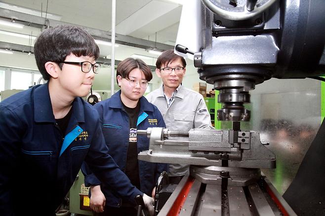 미래고등학교 학생들이 현장 실습에 참여하고 있다. [사진 = 교육부]