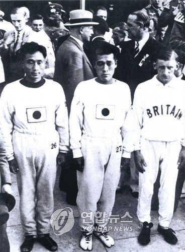 1936년 베를린 올림픽 남자 마라톤 동메달을 땄을 당시 남승룡(왼쪽)과 금메달을 획득했던 손기정 선수(가운데). 연합뉴스
