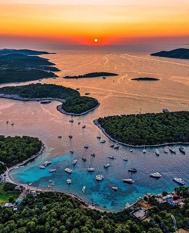 푸른 숲에 둘러싸인 흐바르섬의 아름다운 해변, 마치 그림 같은 풍경 / 사진=크로아티아관광청