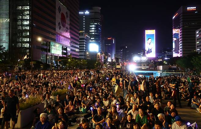광복 80주년인 15일 저녁 서울 광화문광장에서 열린 제21대 대통령 국민임명식 ‘광복 80주년, 국민주권으로 미래를 세우다’ 행사장이 인파로 붐비고 있다. [사진=연합뉴스]