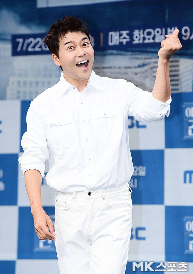 전현무가 ‘5년 안에 결혼 못하면 비혼’을 선언했다.사진=김영구 기자