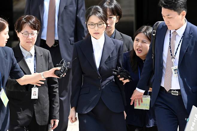 윤석열 전 대통령 부인 김건희 여사가 지난 12일 오후 서울 서초구 서울중앙지방법원에서 열린 구속 전 피의자 심문(영장실질심사)을 마치고 법원을 나서고 있다. /사진=뉴스1