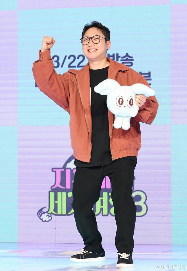 (서울=뉴스1) 권현진 기자 = 여행 크리에이터 빠니보틀이 20일 서울 마포구 쇼킹케이팝센터에서 열린 ENA ‘지구마불 세계여행3’ 제작발표회에 참석해 포즈를 취하고 있다.   '지구마불 세계여행3'는 여행 크리에이터 3대장 빠니보틀(빠니보틀 Pani Bottle), 원지(원지의 하루), 곽튜브(곽튜브 KWAKTUBE)가 김태호 PD에 의해 설계된 세계여행 부루마불 게임에 참여, 주사위에 운명을 맡기고 세계 각지를 여행하는 과정을 담은 예능 프로그램이다. 2025.3.20/뉴스1  Copyright (C) 뉴스1. All rights reserved. 무단 전재 및 재배포,  AI학습 이용 금지. /사진=(서울=뉴스1) 권현진 기자