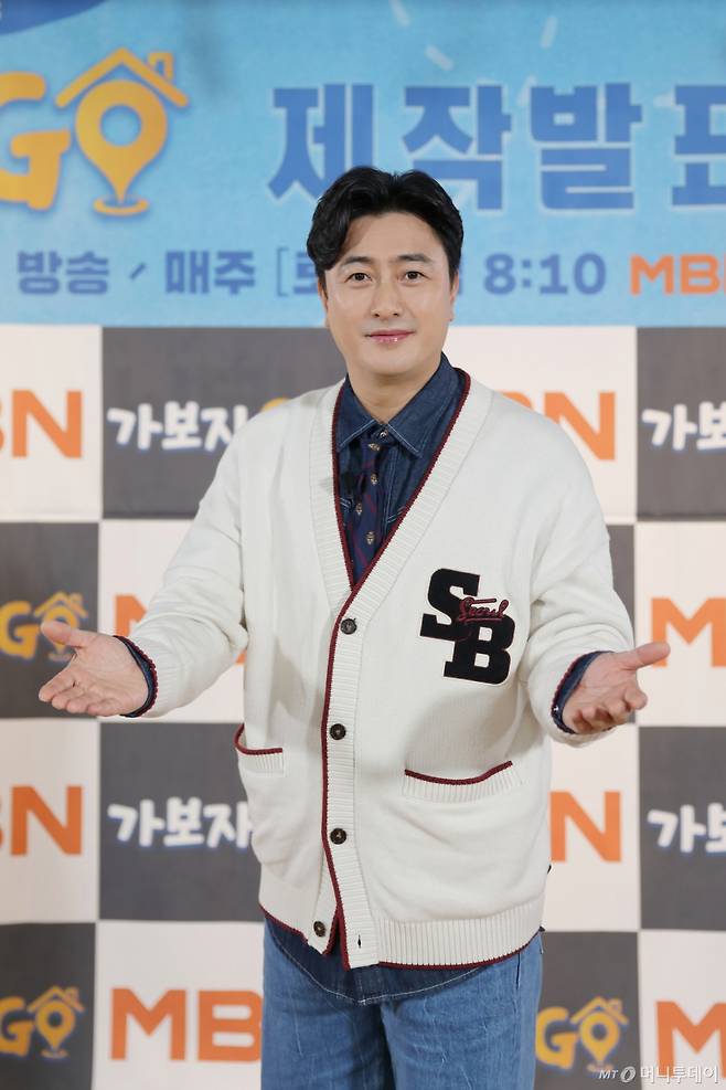 방송인 안정환이 15일 오전 온라인으로 진행된  MBN 예능 프로그램 '가보자GO' 제작발표회에 참석해 포즈를 취하고 있다.  각종 SNS의 파도를 벗어나 '진짜 친구'를 찾기 위해 거리로 나선 5명의 MC가 장소와 나이, 성별을 불문하고, 그동안 만나고 싶었던 각종 셀럽과 일반인을 즉석에서 섭외해 친구가 되는 과정을 담아내는 프로그램 '가보자GO'는 16일 첫 방송된다. /사진제공=MBN 2024.03.15 /사진=이동훈