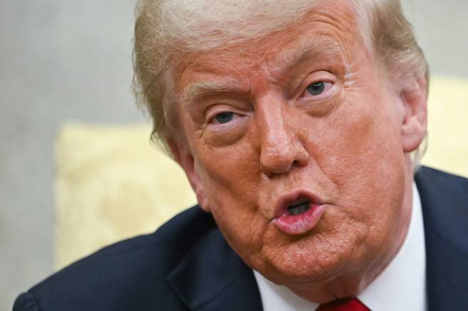 (도널드 트럼프 미국 대통령이 14일(현지시간) 워싱턴DC 백악관 집무실에서 마르크 뤼테 나토 사무총장과 회담 중 발언하고 있다. 트럼프 대통령은 월요일 러시아가 50일 이내에 우크라이나 전쟁을 해결하지 않으면 러시아의 무역 파트너에 대해 매우 가혹한 관세를 부과할 것이라고 경고했다. /사진=뉴스1