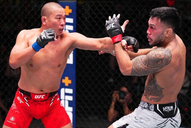 상대에게 펀치를 날리는 박준용(왼쪽). /UFC 제공