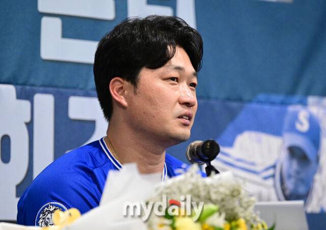 2025년 8월 7일 오후 인천 오라카이 송도파크 호텔에서 삼성 라이온즈 오승환 은퇴 기자회견이 열렸다. 오승환은 한미일 통산 549세이브를 기록한 한국 최고의 마무리 투수다. KBO리그에서 427세이브, 일본에서 80세이브, 메이저리그에서 42세이브를 기록했다. 오승환이 인사하고 있다./마이데일리