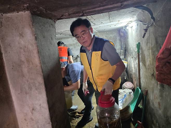 수해 입은 화곡동 반지하 주택 복구 작업에 땀을 흘리는 진교훈 강서구청장