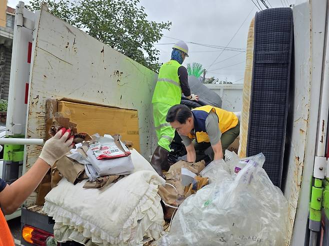 진교훈 강서구청장 수해 복구 작업
