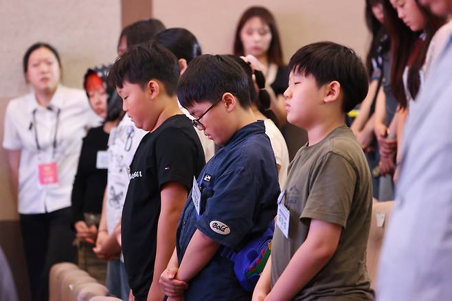 14일 서울 중구 안중근의사기념관에서 열린 2025 일본군 ‘위안부’ 피해자 기림의 날 기념식에서 학생들이 묵념을 하고 있다. [연합]