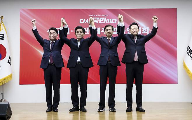 안철수(왼쪽부터), 김문수, 조경태, 장동혁 국민의힘 당대표 후보가 14일 서울 여의도 국민의힘 중앙당사에서 열린 제6차 전당대회 수도권·강원·제주 합동연설회에서 기념촬영을 하고 있다. [국회사진기자단]