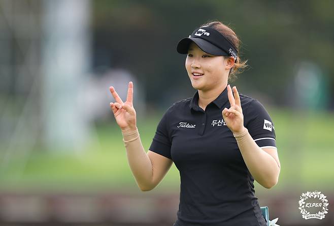 18번 홀을 마친 후 승리의 V를 그리고 있는 김민솔. [사진=KLPGA]