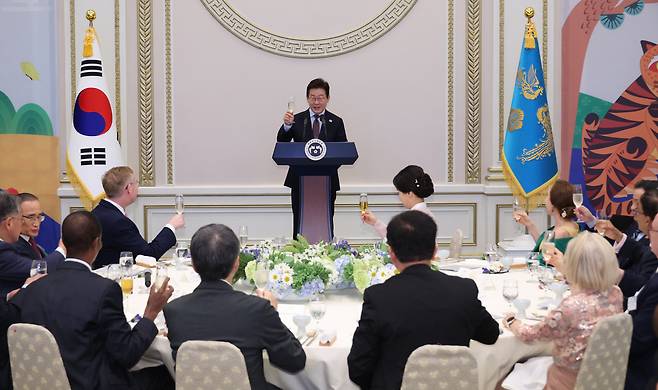 이재명 대통령이 15일 청와대 영빈관에서 열린 ‘대통령의 초대, 주한외교단 만찬’에서 건배사를 하고 있다. 이날 행사에는 주한외교단을 비롯해 이 대통령 특사단 단장, 국회 외통위 위원, 관계부처 장관, 경제단체장 등이 참석했다. [연합]