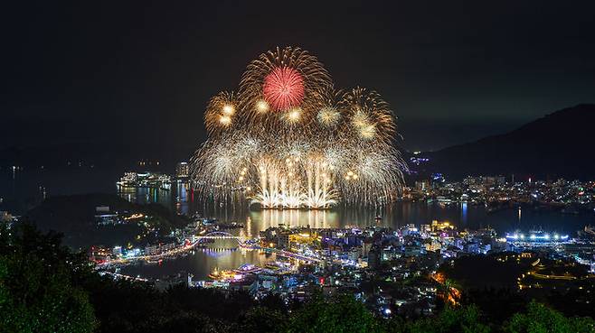 [통영=뉴시스] 신정철 기자= 경남 통영시의 대표 축제인 '제64회 통영한산대첩축제'가 14일, 시민과 관광객의 뜨거운 성원 속에 성황리에 막을 내렸다.사진은 지난 8일 한산대첩광장에서 개최된 ‘불꽃 드론쇼 모습.(사진=통영시 제공).2025.08.14. photo@newsis.com *재판매 및 DB 금지