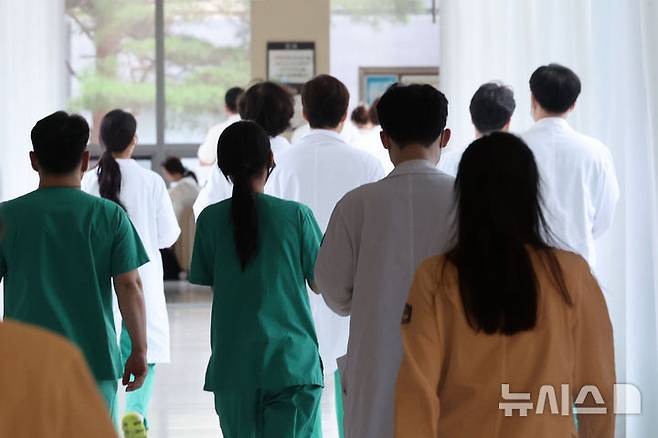 [서울=뉴시스] = 권창회 기자 = 현장 복귀를 희망하는 사직 전공의 등을 대상으로 한 하반기 전공의 모집이 지난 11일 시작해 오는 29일까지 전국 수련병원별로 진행된다. 사진은 지난 11일 서울 시내 대학병원에서 의료진들이 이동하는 모습. 2025.08.11. kch0523@newsis.com
