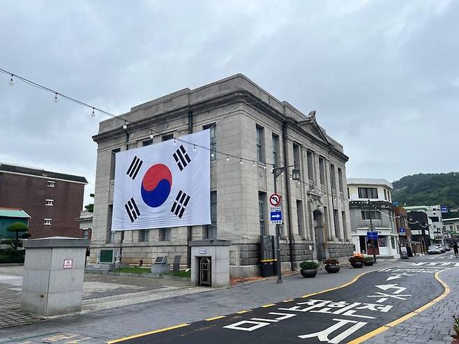 [목포=뉴시스]광복 80주년 맞아 대형 태극기가 게시된 목포근대역사관. 해당 건물은 과거 동양척식주식회사 목포지점으로 사용됐다. (뉴시스 DB) 2025.08.14. photo@newsis.com *재판매 및 DB 금지